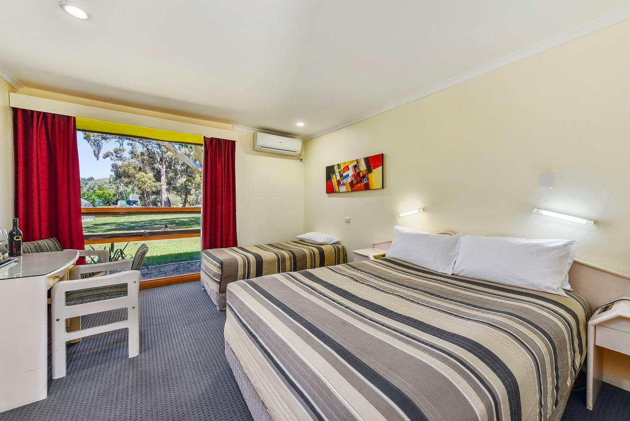 נרקורט William Macintosh Motor Lodge מראה חיצוני תמונה