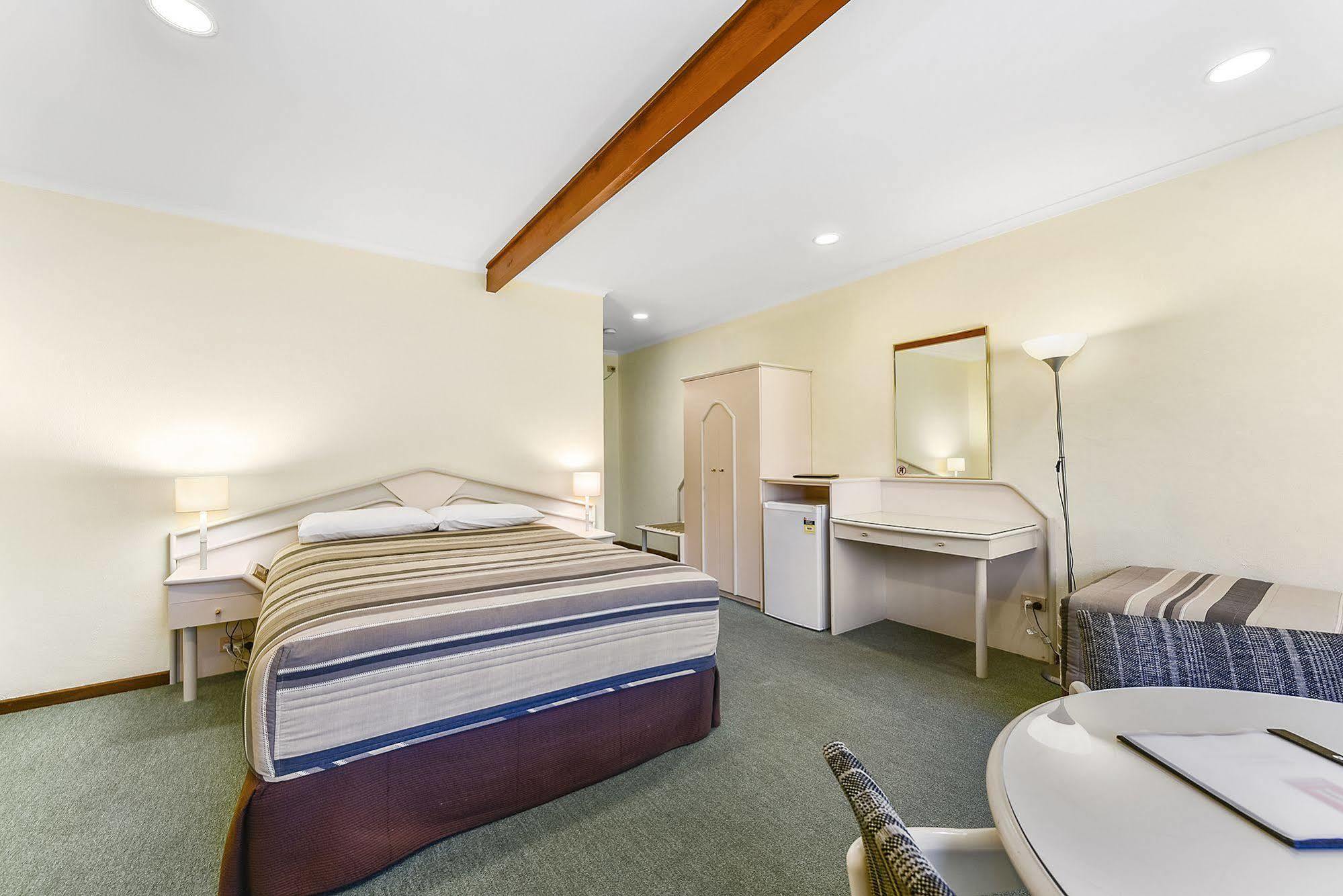 נרקורט William Macintosh Motor Lodge מראה חיצוני תמונה